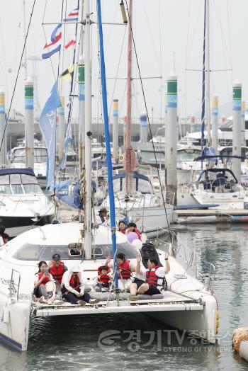[크기변환]1-6. 화성 뱃놀이 축제에서 시민들이 요트 승선 체험을 즐기고 있다.jpg