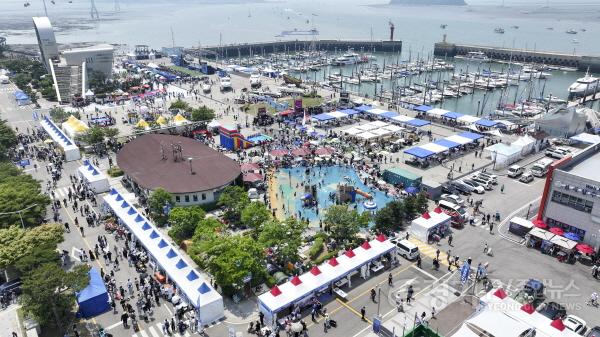 [크기변환]2-1. 제15회 뱃놀이 축제가 열리고 있는 전곡항 전경.jpg