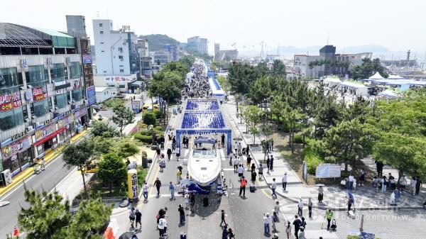[크기변환]2-2. 제15회 뱃놀이 축제가 열리고 있는 전곡항 전경.jpg