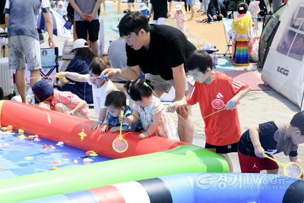 [크기변환]2-3. 제15회 뱃놀이 축제를 찾은 가족 단위 관람객들이 낚시놀이 프로그램에 참여하고 있다..jpg