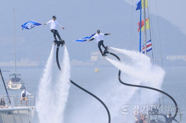 [크기변환]2-5. 플라이보드 워터쇼가 시민들의 눈길을 사로잡고 있다..jpg