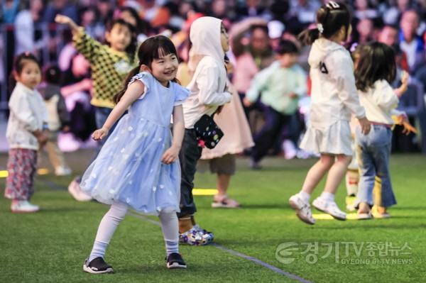 [크기변환]2-6. 라틴DJ페스티벌에서 어린이들이 춤을 추며 축제를 즐기고 있다..jpg