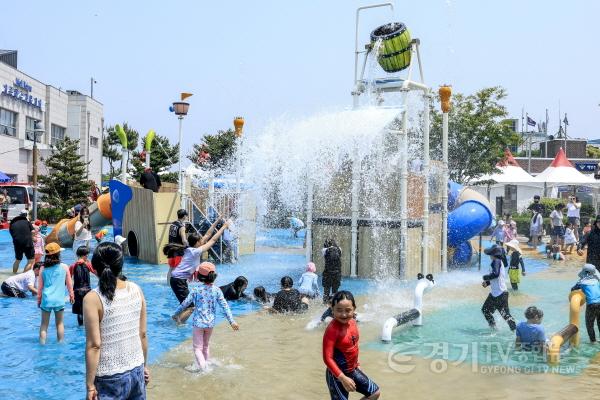 [크기변환]2-7. 제15회 뱃놀이 축제를 방문한 아이들이 물놀이를 즐기고 있다..jpg