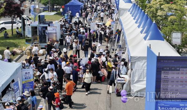 [크기변환]2-8. 제15회 뱃놀이 축제를 찾은 시민들이 체험 부스를 방문하고 있다..jpg