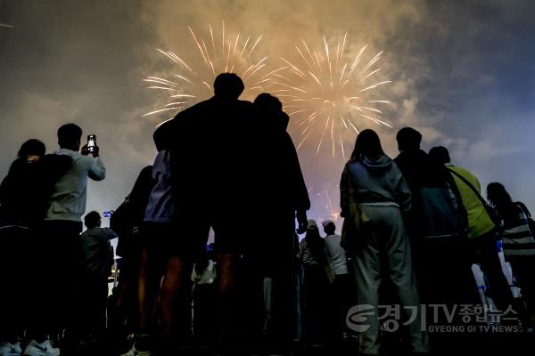 [크기변환]2-11. 제15회 뱃놀이 축제를 찾은 방문객들이 불꽃놀이를 즐기고 있다..jpg