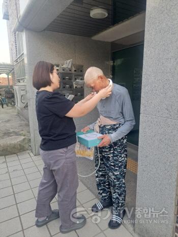 [크기변환]01 온열질환 예방 사업 물품 전달.jpg