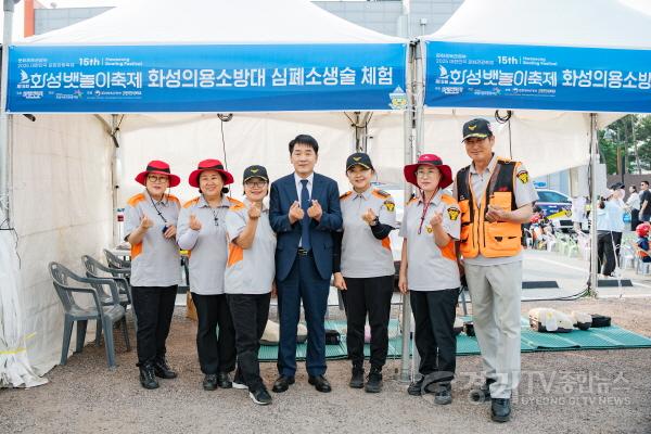 [크기변환]화성의용소방대와 기념사진.jpg