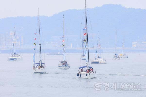 [크기변환]1-1. 제15회 뱃놀이축제를 찾은 관광객들이 요보트 승선체험을 하고 있다.jpg