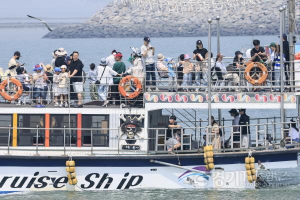 [크기변환]1-2. 제15회 뱃놀이축제를 찾은 관광객들이 보트 승선체험을 하고 있다.jpg