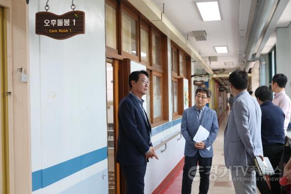 [크기변환]1-9. 정명근 화성특례시장이 관내 초등학교에 방문해 교육 및 돌봄현장을 점검하고 있다..jpg