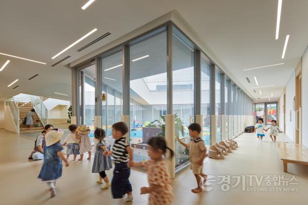 [크기변환]1-10. 화성특례시 아이들이 어린이집에서 돌봄을 받고 있다..jpg