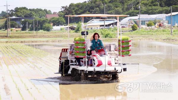 [크기변환]1-2. 지역특화육성 품종 수찬미 모내기 행사.jpg