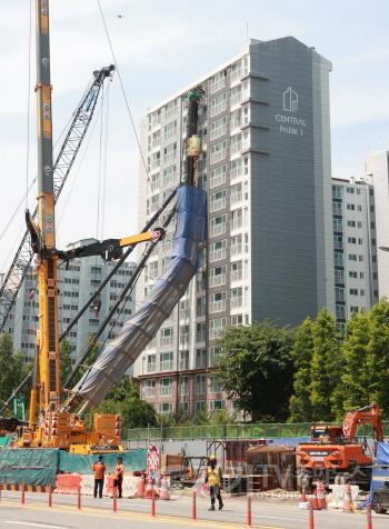 [크기변환]250606 1-1. 이상일 시장 서천동 크레인 전도 현장방문.jpg