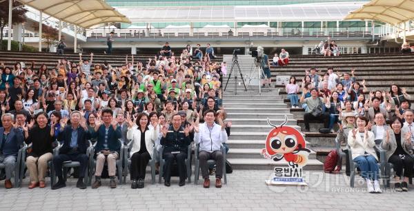 [크기변환]4-2. 5일 시청 야외음악당에서 이상일 시장이 용인 반딧불이 한마당 참석자들과 기념사진을 촬영하고 있다.jpg