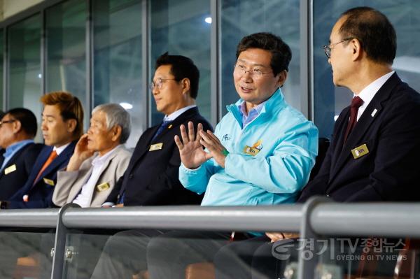 [크기변환]5-2. 이상일 용인특례시장이 지난 5일 용인미르스타디움에서 열린 대한민국 남자축구 국가대표 U-22팀과 호주 U-22팀의 평가전 경기에서 대한축구협회 관계자들과 이야기하고 있다..jpg