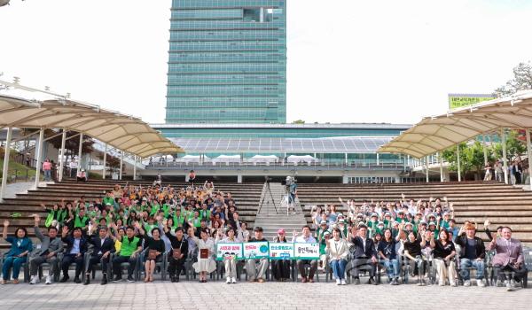 [크기변환]7-2. 5일 시청 야외음악당에서 이상일 시장과 환경의 날 기념식 참석자들이 기념사진을 촬영하고 있다.JPG