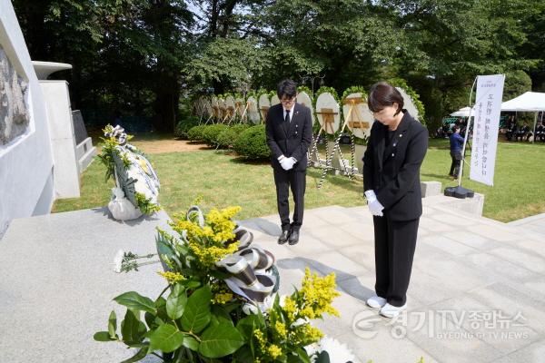 [크기변환]1-2. 20250606 용인특례시의회, 제70회 현충일 맞아 현충탑 참배.jpg