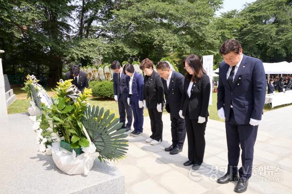 [크기변환]1-3. 20250606 용인특례시의회, 제70회 현충일 맞아 현충탑 참배.jpg