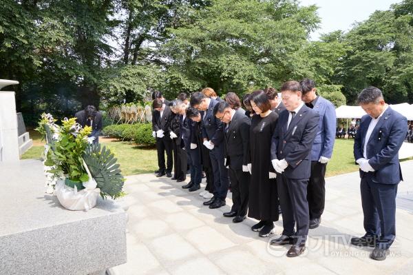 [크기변환]1-4. 20250606 용인특례시의회, 제70회 현충일 맞아 현충탑 참배.jpg
