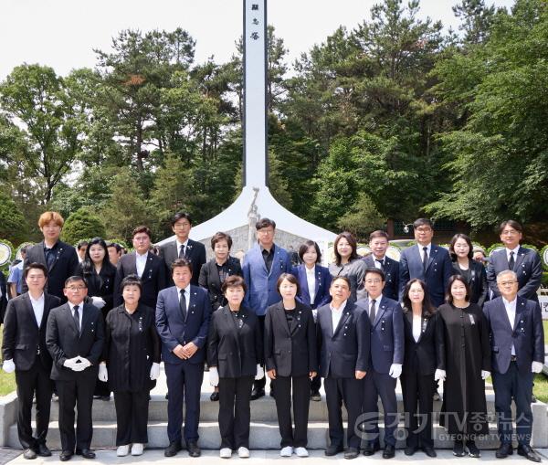 [크기변환]1-1. 20250606 용인특례시의회, 제70회 현충일 맞아 현충탑 참배.jpg