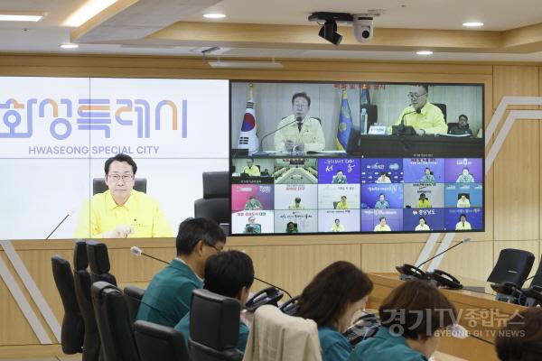 [크기변환]1-2. 정명근 화성특례시장이 대통령 주재 ‘안전치안 점검회의’에 화상으로 참석해 중앙부처 및 전국 자치단체장들과 함께 재난·치안 대응 방안을 논의하고 있다.jpg