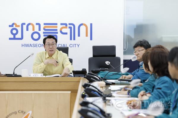 [크기변환]1-3. 안전치안 점검회의 종료 후 열린 화성특례시 자체 회의에서 정명근 화성특례시장이 재난재해 대응 강화를 위한 후속 대책을 논의하고 있다.jpg