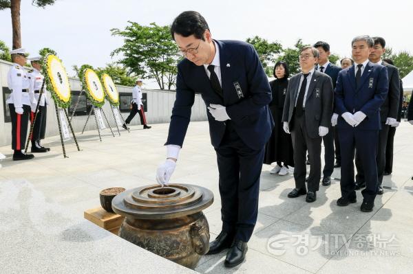 [크기변환]2-2. 정명근 화성특례시장이 제70회 현충일 추념식에서 화성현충공원 현충탑에 분향하며 순국선열과 호국영령의 넋을 기리고 있다.jpg
