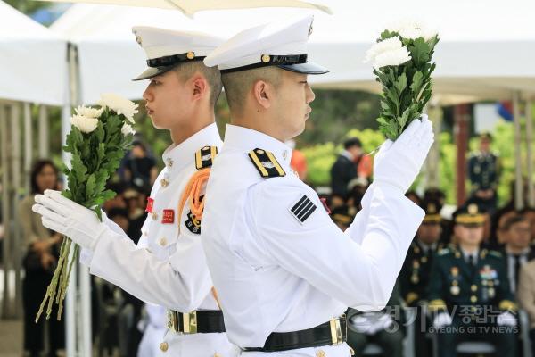 [크기변환]2-3. 제70회 현충일 추념식에서 장병들이 순국선열과 호국영령을 기리며 헌화에 앞서 국화를 들고 묵념하고 있다.jpg