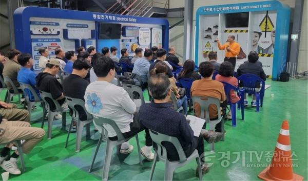 [크기변환](사진) 화성시 중소 제조업체의 사업주 및 관리감독자들이 산업안전관리 집체교육을 받고 있다.jpg
