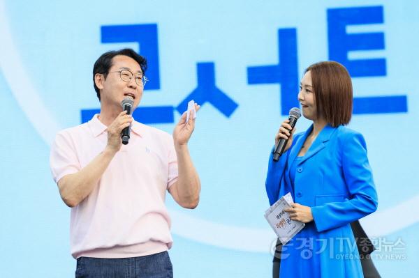 [크기변환]1-1. 정명근 화성특례시장이 특별한 콘서트 무대에서 시민들에게 인사말을 전하고 있다.jpg