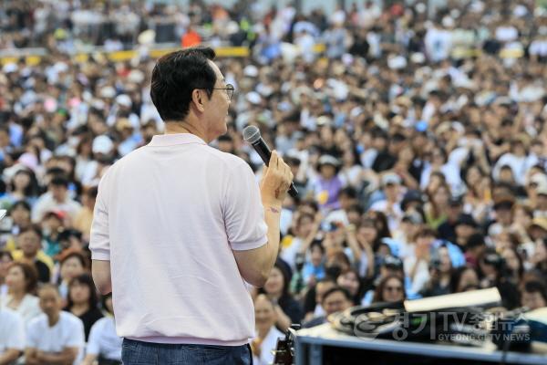 [크기변환]1-2. 정명근 화성특례시장이 특별한 콘서트 무대에서 시민들에게 인사말을 전하고 있다.jpg