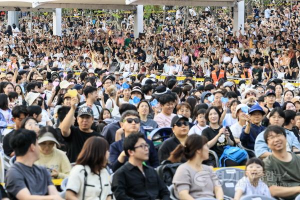 [크기변환]1-3. 화성특례시 특별한 콘서트를 찾은 1만여 명의 시민들이 공연을 즐기며 환호하고 있다.jpg