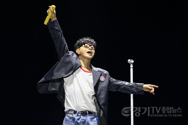 [크기변환]1-5. 가수 이승환이 화성특례시 특별한 콘서트 무대에서 열정적인 라이브를 선보이고 있다.jpg