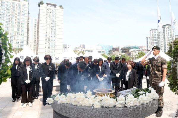 [크기변환]2.제70회 현충일 추념식 참석(단체).jpg