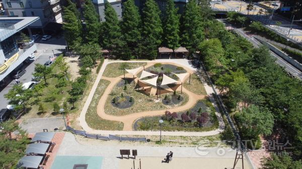 [크기변환]2, 신봉동 신봉체육공원에 조성된 ‘정원이 있는 맨발길’.JPG