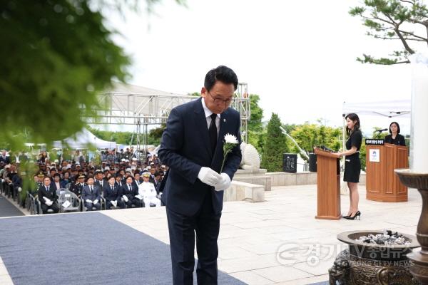 [크기변환]사진2) 현충일 추념식에서 헌화하는 강정구 평택시의회 의장.jpg