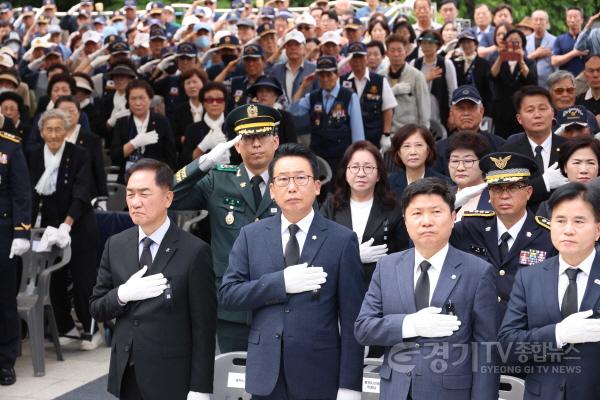 [크기변환]사진1) 현충일에 국기에 대한 경례하는 평택시의회 강정구 의장과 시의원.jpg