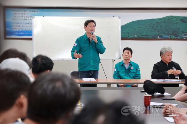 [크기변환]5-1. 이상일 용인특례시장은 8일 서천동 천공기 전도 사고 피해 현장을 찾아 주민을 위로하고 지원 의지를 피력했다.JPG