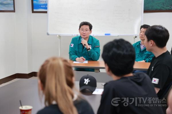 [크기변환]5-2. 이상일 용인특례시장은 8일 서천동 천공기 전도 사고 피해 현장을 찾아 주민을 위로하고 지원 의지를 피력했다.JPG