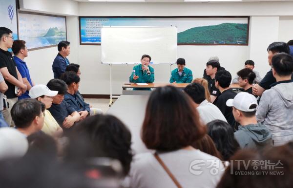 [크기변환]5-3. 이상일 용인특례시장은 8일 서천동 천공기 전도 사고 피해 현장을 찾아 주민을 위로하고 지원 의지를 피력했다.JPG