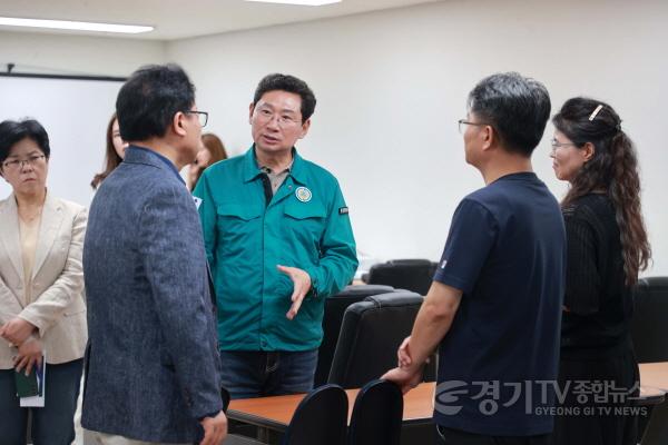 [크기변환]5-4. 이상일 용인특례시장은 8일 서천동 천공기 전도 사고 피해 현장을 찾아 주민을 위로하고 지원 의지를 피력했다.JPG