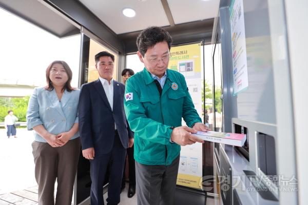 [크기변환]11-2. 10일 상하동행정복지센터에서 이상일 시장이 스마트도서관을 둘러보고 있다 (1).JPG