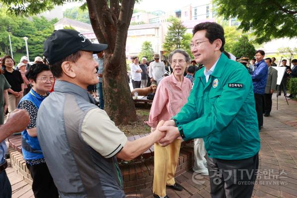 [크기변환]10-3. 이상일 용인특례시장은 10일 기흥구 마북동 교동마을 현대홈타운 민원 현장을 찾아 현장을 점검하고 주민 의견을 청취했다.jpg