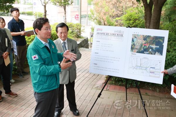 [크기변환]10-2. 이상일 용인특례시장은 10일 기흥구 마북동 교동마을 현대홈타운 민원 현장을 찾아 현장을 점검하고 주민 의견을 청취했다.jpg