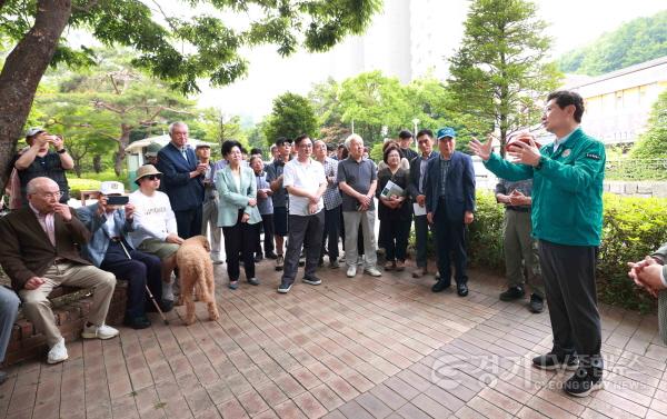 [크기변환]10-1. 이상일 용인특례시장은 10일 기흥구 마북동 교동마을 현대홈타운 민원 현장을 찾아 현장을 점검하고 주민 의견을 청취했다.jpg
