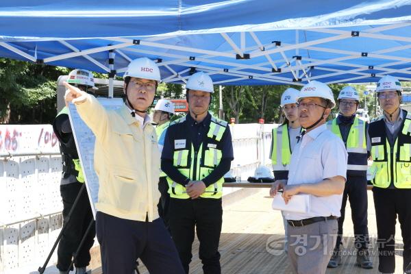 [크기변환]7-1. 정명근 화성특례시장이 11일 동탄인덕원선 복선전철 건설 현장을 찾아 안전 점검을 하고 있다..jpg