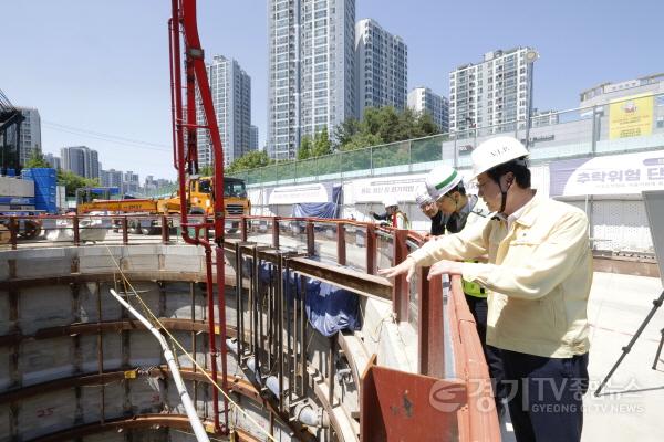 [크기변환]7-3. 정명근 화성특례시장이 11일 동탄인덕원선 복선전철 건설 현장을 찾아 안전 점검을 하고 있다..jpg
