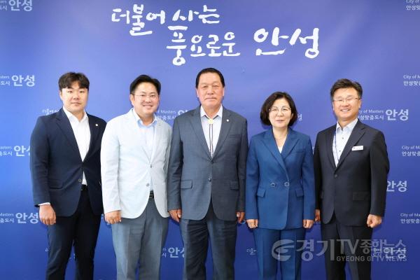 [크기변환](보도사진) 6월 정례 간담회 (왼쪽부터 최승혁 의원, 최호섭 의원, 안정열 의장, 김보라 시장, 남상은 부시장).jpg