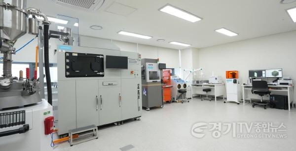 [크기변환](사진2) 동탄 소공인복합지원센터 내 장비실.jpg