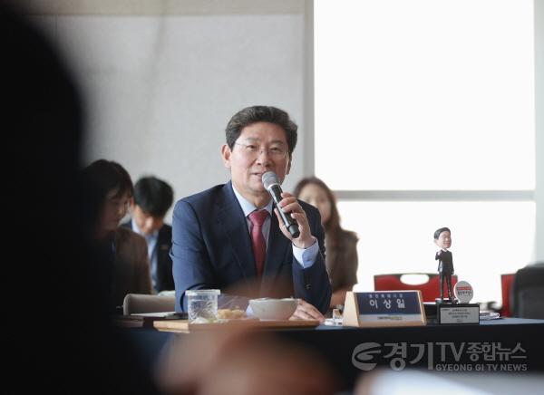 [크기변환]17-1. 이상일 용인특례시장이 12일 화성특례시에서 열린 대한민국특례시시장협의회 2025년 상반기 정기회의에서 특례시 지원에 관한 특별법의 신속한 제정에 대한 의견을 이야기하고 있다..jpg